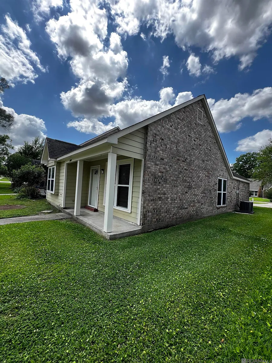 Building Photo - 1741 Twisted Oak Ln