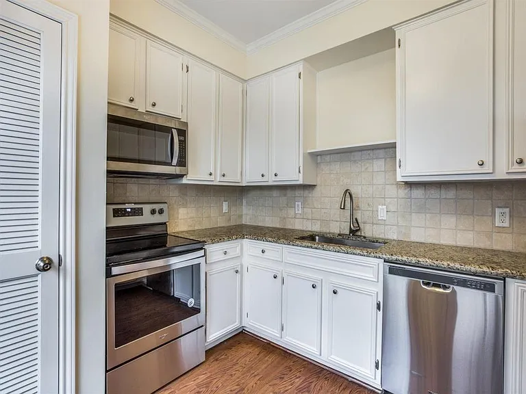 4520 Glenwick Ln — Photo 3