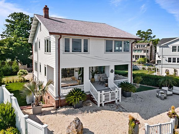 Direct waterfront home on Compo Beach with all the bells and whistles for a wonderful stay