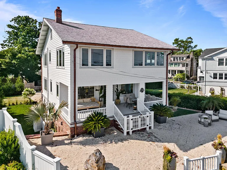 Direct waterfront home on Compo Beach with all the bells and whistles for a wonderful stay