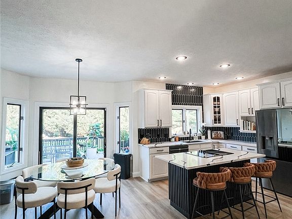 3rd image of 10748 Countrywalk Ct