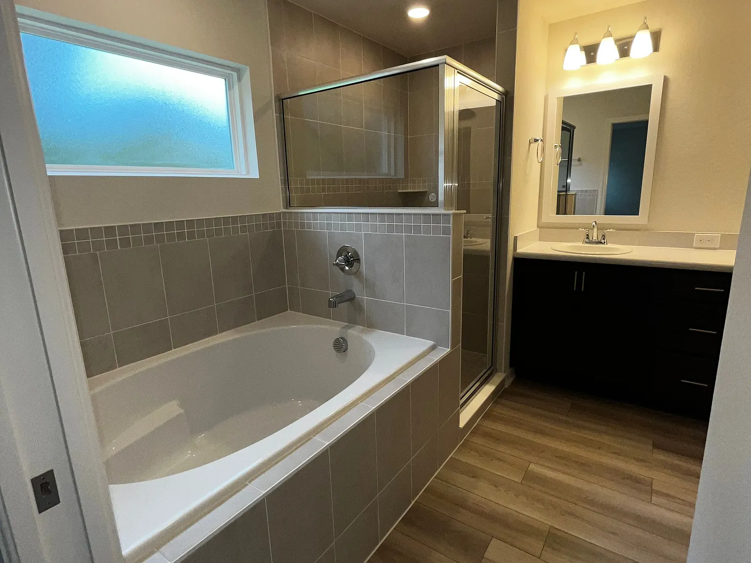 4 bed, 2.0 bath, 1715 sqft, $2,295 — Photo 3