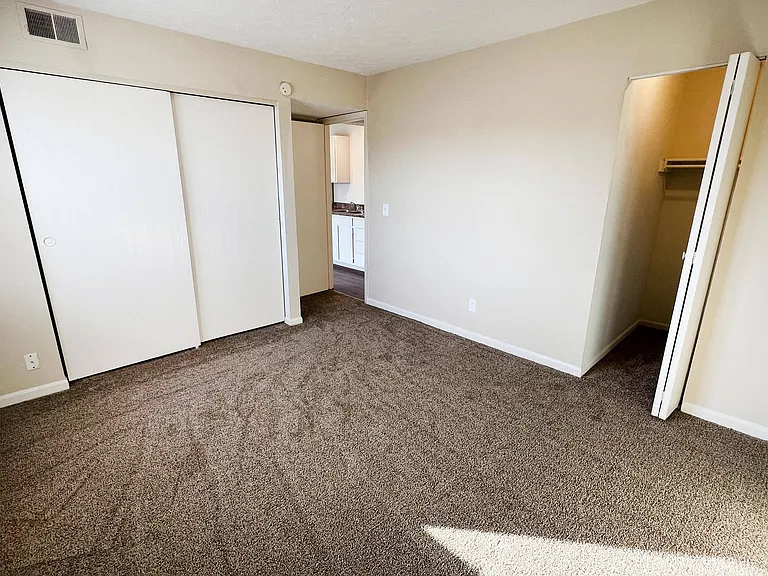 Crown Crossing Apartments — Photo 53