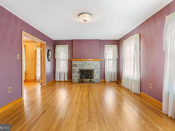 4th image of 1241 Grandview Rd