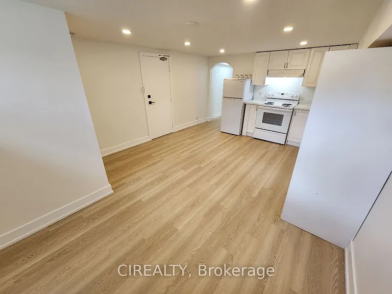 31 Bailey Cres #LOWER — Photo 3