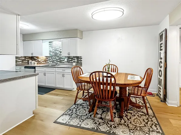 9513 University Ave APT 12, Clive, IA 50325