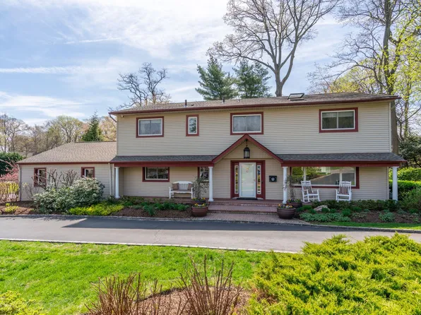 10 Redwood Drive, East Hills, NY 11576