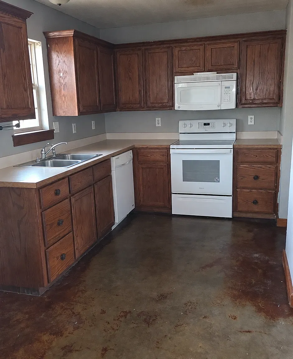 3 bed, 1100 sqft, $1,350 — Photo 2