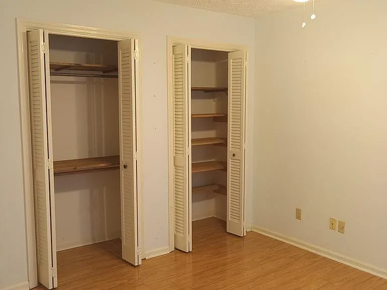2243 Oakgrove Cir — Photo 36