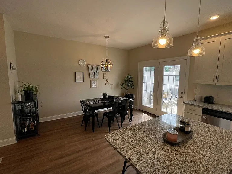 2223 Deyerle Ave — Photo 4