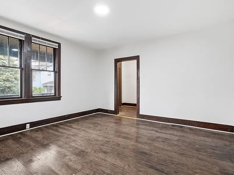 710 Catharine St — Photo 11