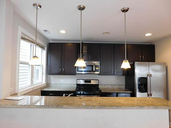 4th image of 1826 N Wood St #2