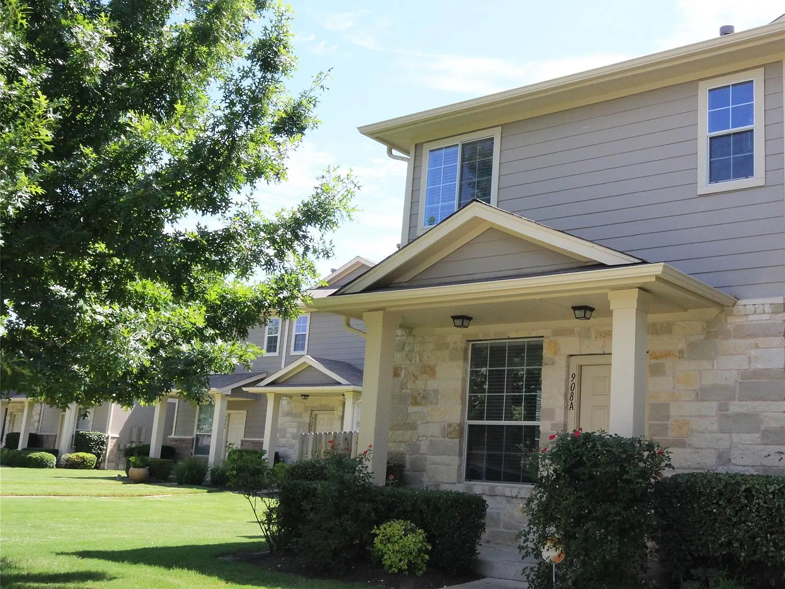 3 bed, 2.5 bath, 1476 sqft, $1,795 — Photo 2