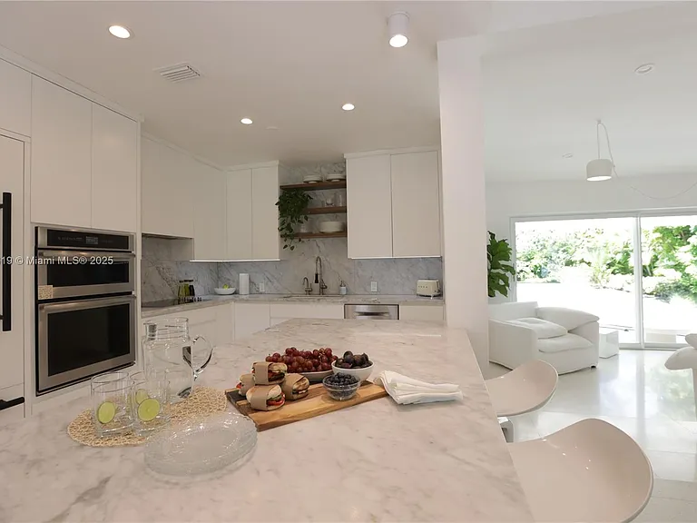 12020 NE 5th Ave — Photo 3
