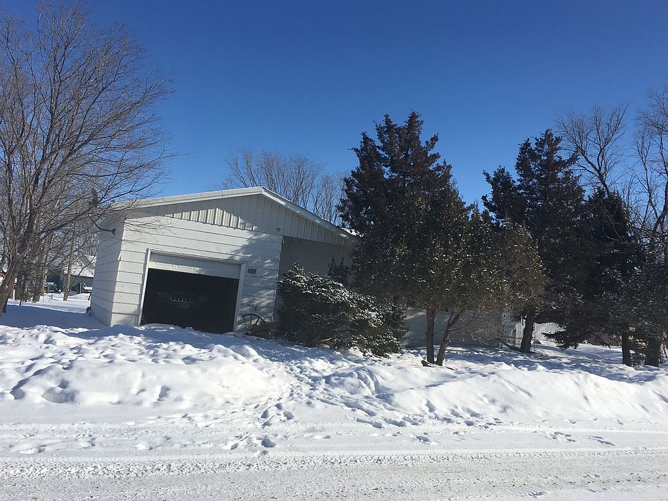 garage on cornor of lot