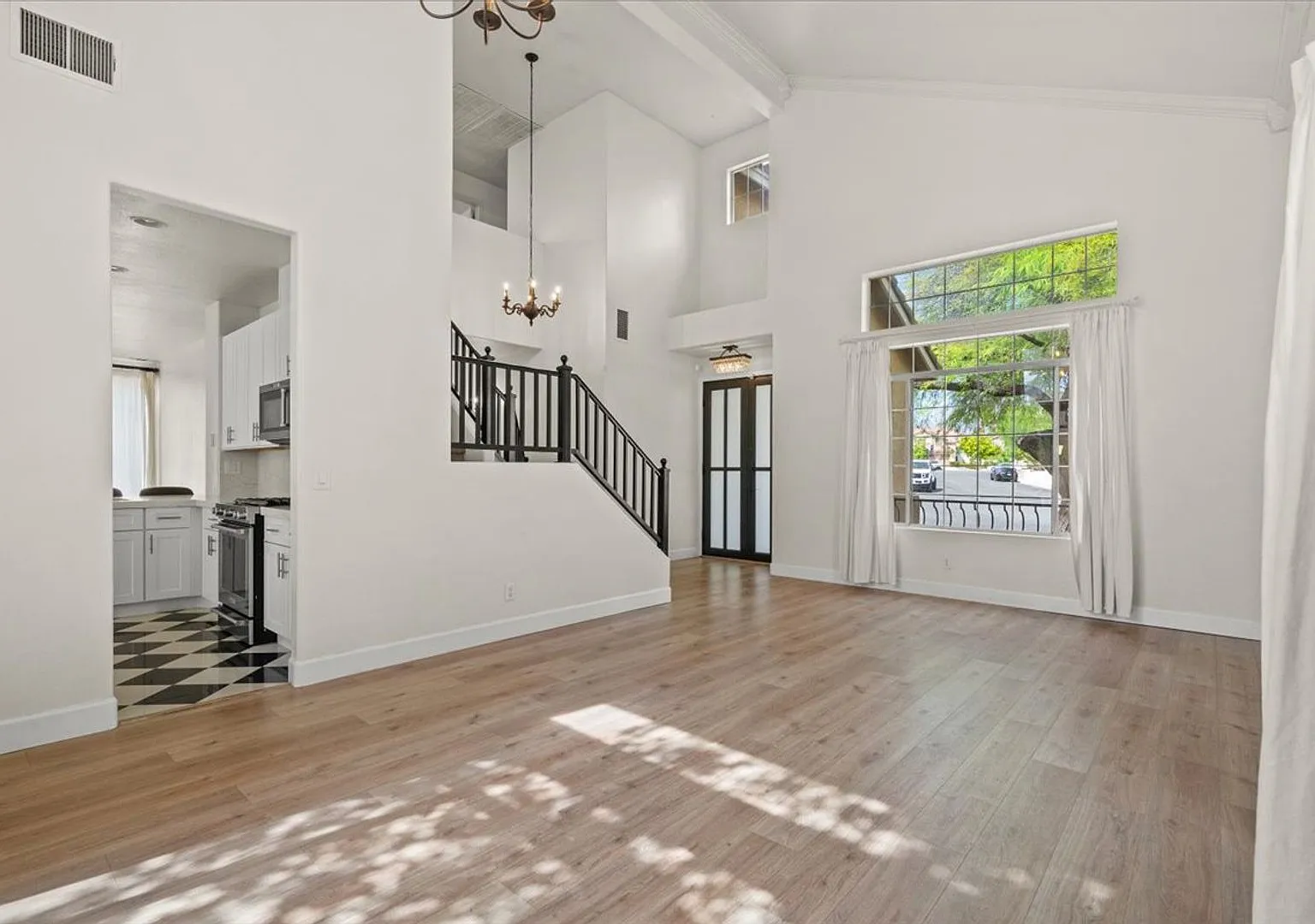 Elegant Summerlin 3bd with Gourmet Kitchen & Private Real Grass Backyard — Photo 4