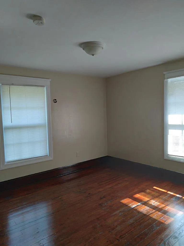 915 Farnham St photo 1