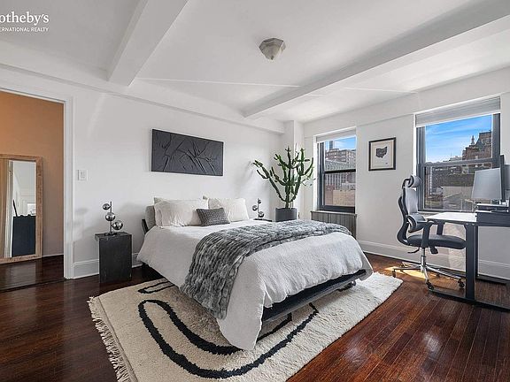 4th image of 300 W 23rd St APT 8G
