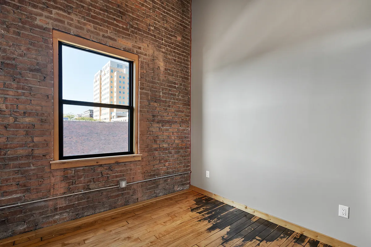Building Photo - 225 E 2nd St #304