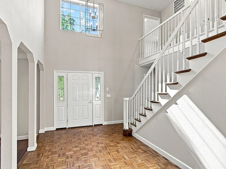 749 Glenborough Dr — Photo 3