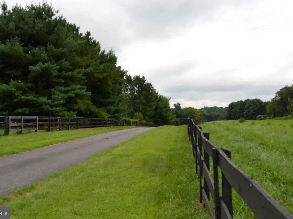 1st image of 4 Potomac Overlook Ln