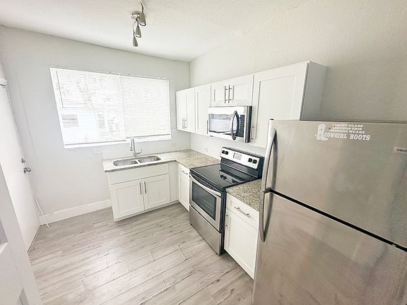 3rd image of 702 S 17th Ave #10536062