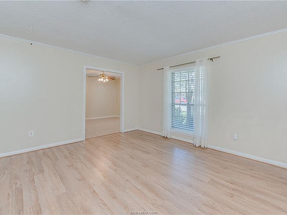 5th image of 3804 Woodmere Dr