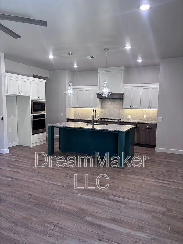 4 bed, 2.5 bath, 2072 sqft, $2,295 — Photo 3