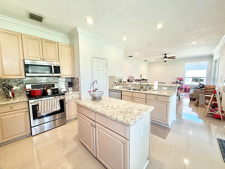 12671 Yardley Dr — Photo 4