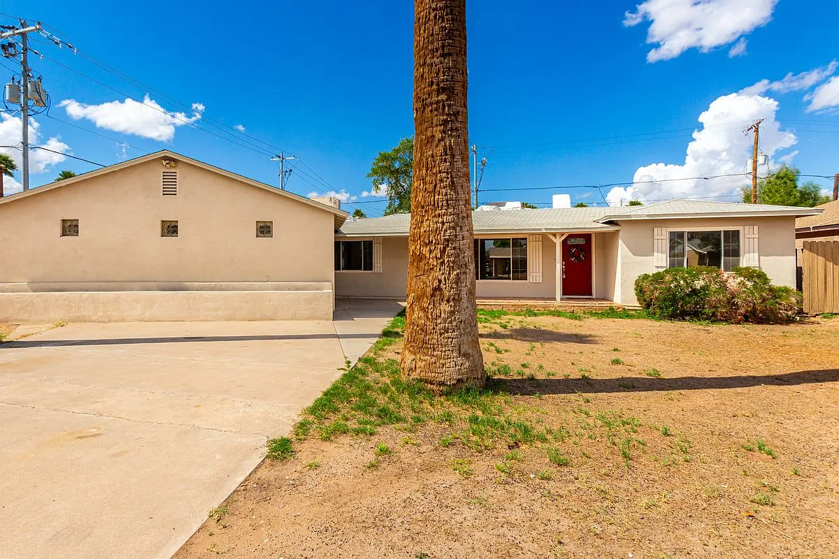 4 bed, 2.0 bath, 2419 sqft, $1,975 — Photo 2