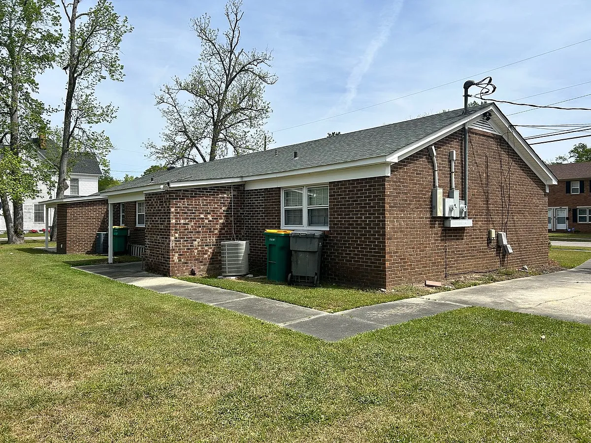 Building Photo - 1323 N Chestnut St