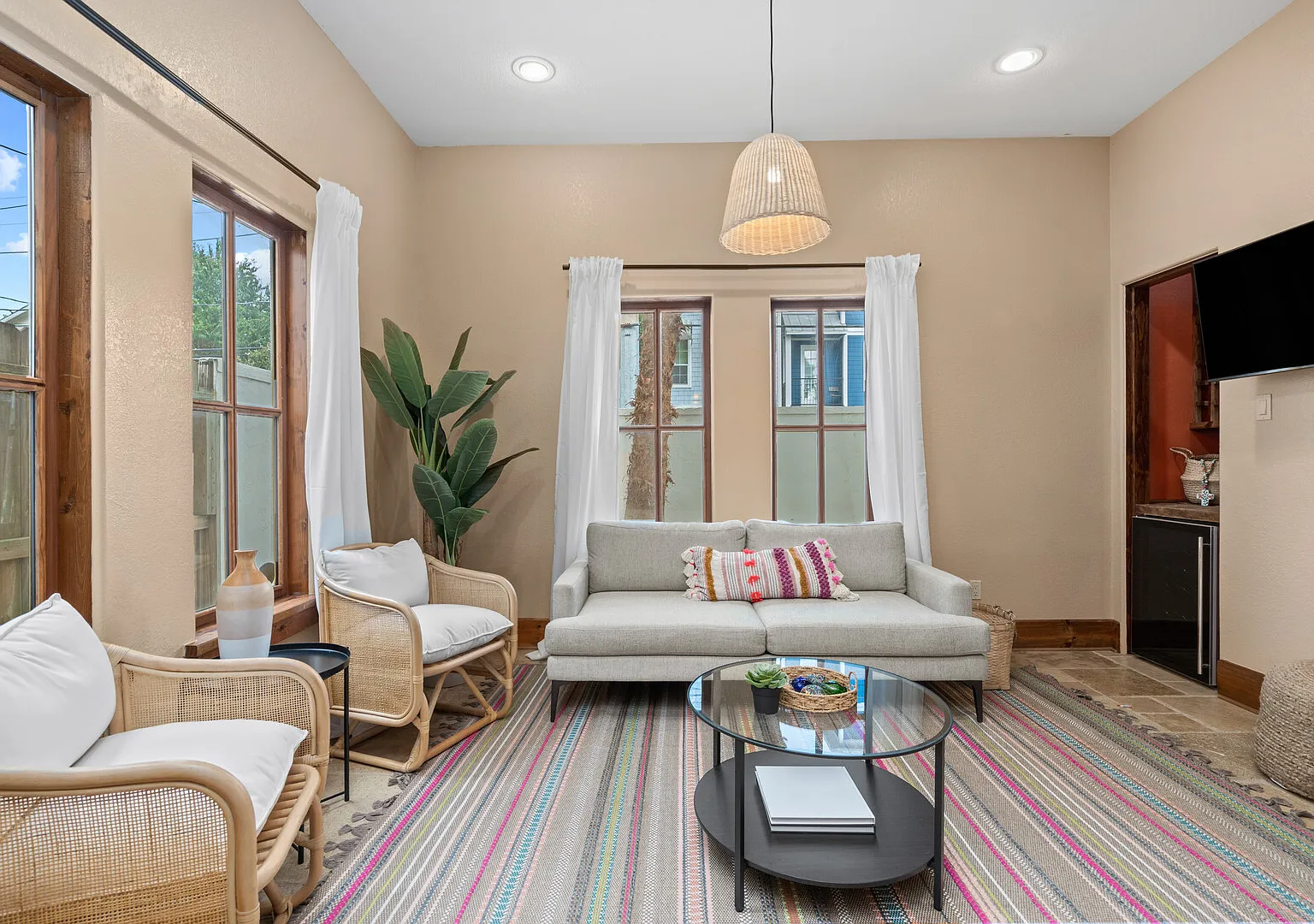 Fully Updated Spanish Style Villa with Large Rooftop Deck — Photo 4