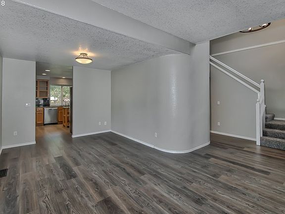 5th image of 174 NE Chancellor Ct