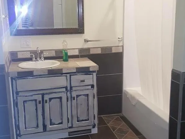 215 Circle Dr, Mount Airy, NC 27030