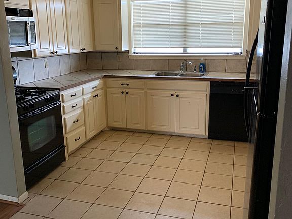 3rd image of 401 Taylor Ln