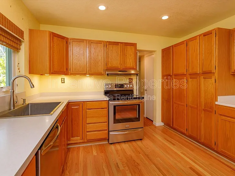 816 Putnam Ave — Photo 5