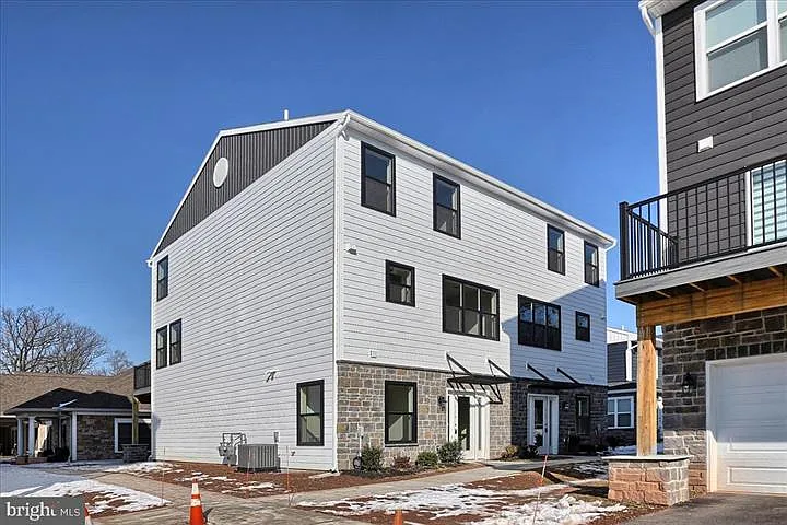 117 High Pointe Dr — Photo 1