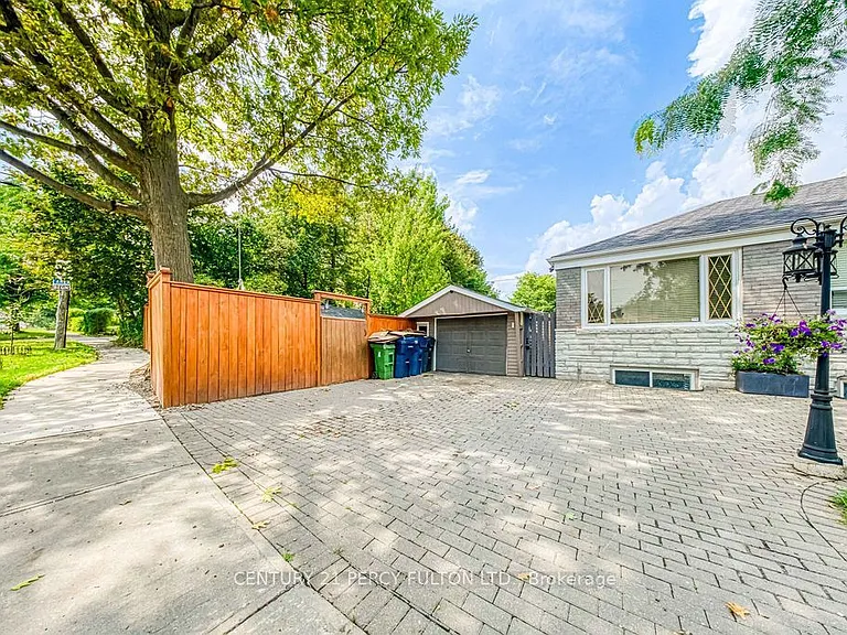 36 Merryfield Dr — Photo 3