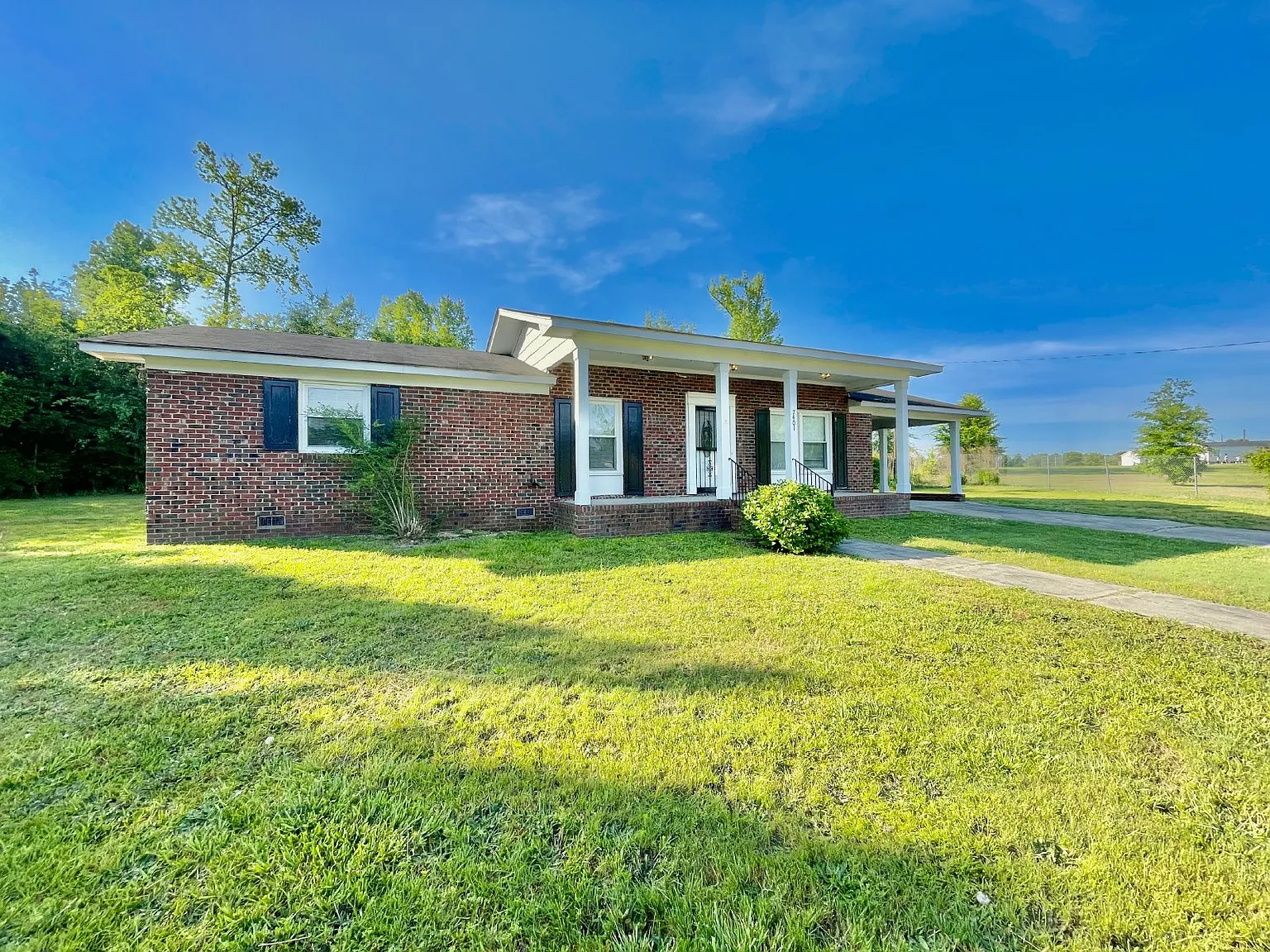 3 bed, 1.5 bath, 1300 sqft, $1,375 — Photo 2