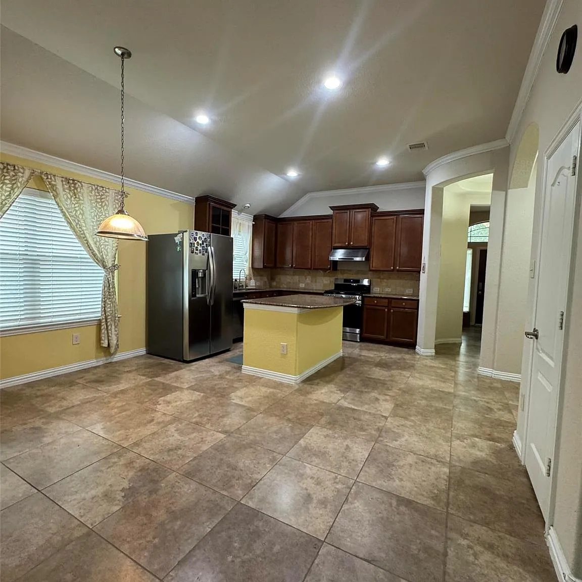3 bed, 2.0 bath, 1989 sqft, $2,300 — Photo 4