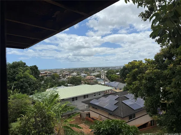 1358 Wanaka St, Honolulu, HI 96818
