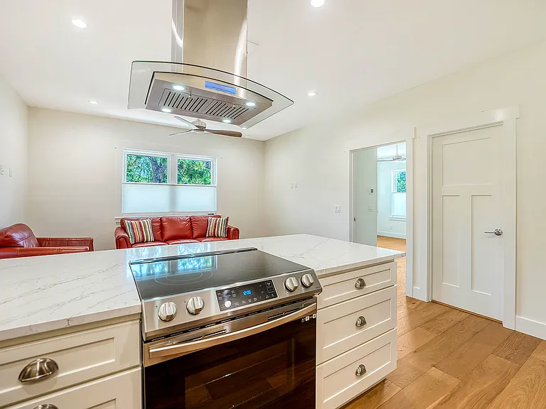 2741 Temple St — Photo 11