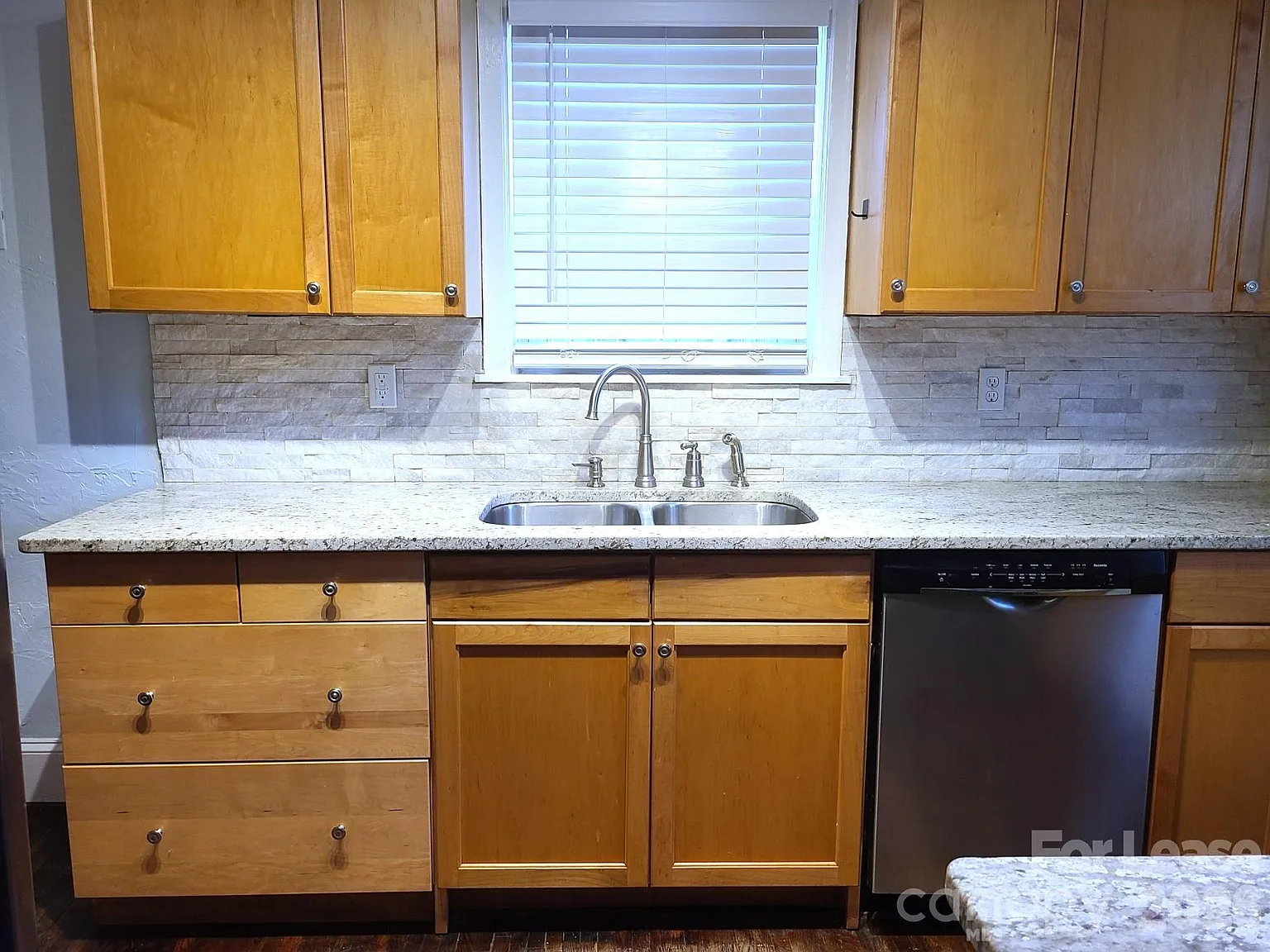 4 bed, 2.0 bath, 1808 sqft, $2,500 — Photo 3