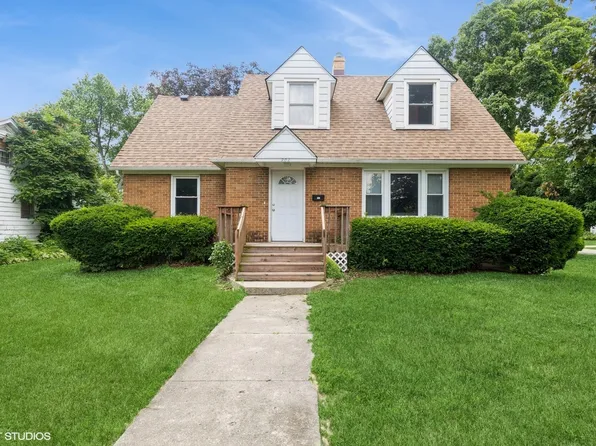 902 Bunker St, Woodstock, IL 60098