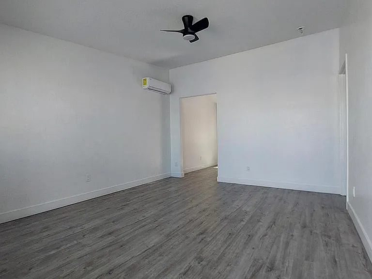 1917 E Monroe St — Photo 2