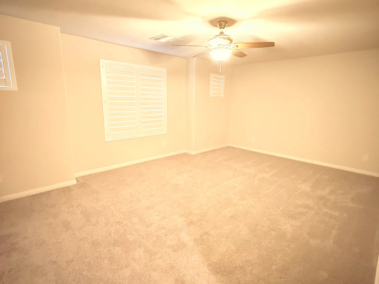 5 bed, 2.5 bath, 2643 sqft, $1,550 — Photo 2