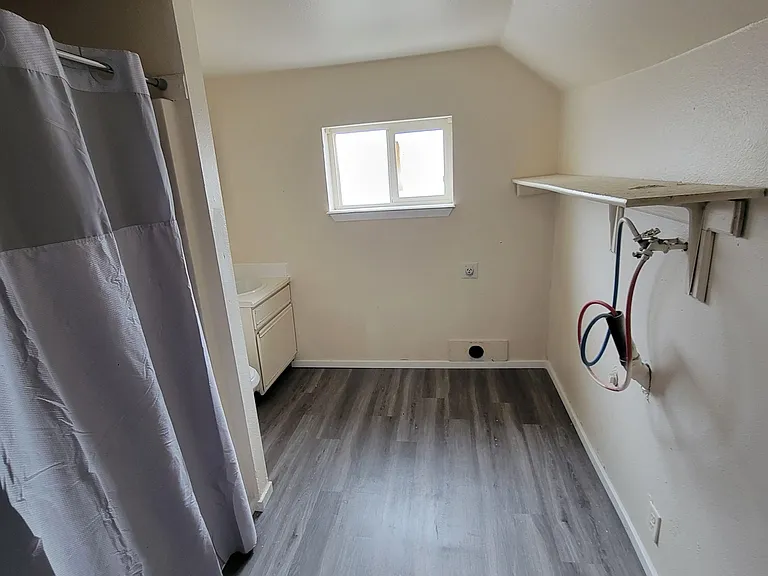 NE Spokane 2 bedroom apartment (Fresh paint and flooring) — Photo 7