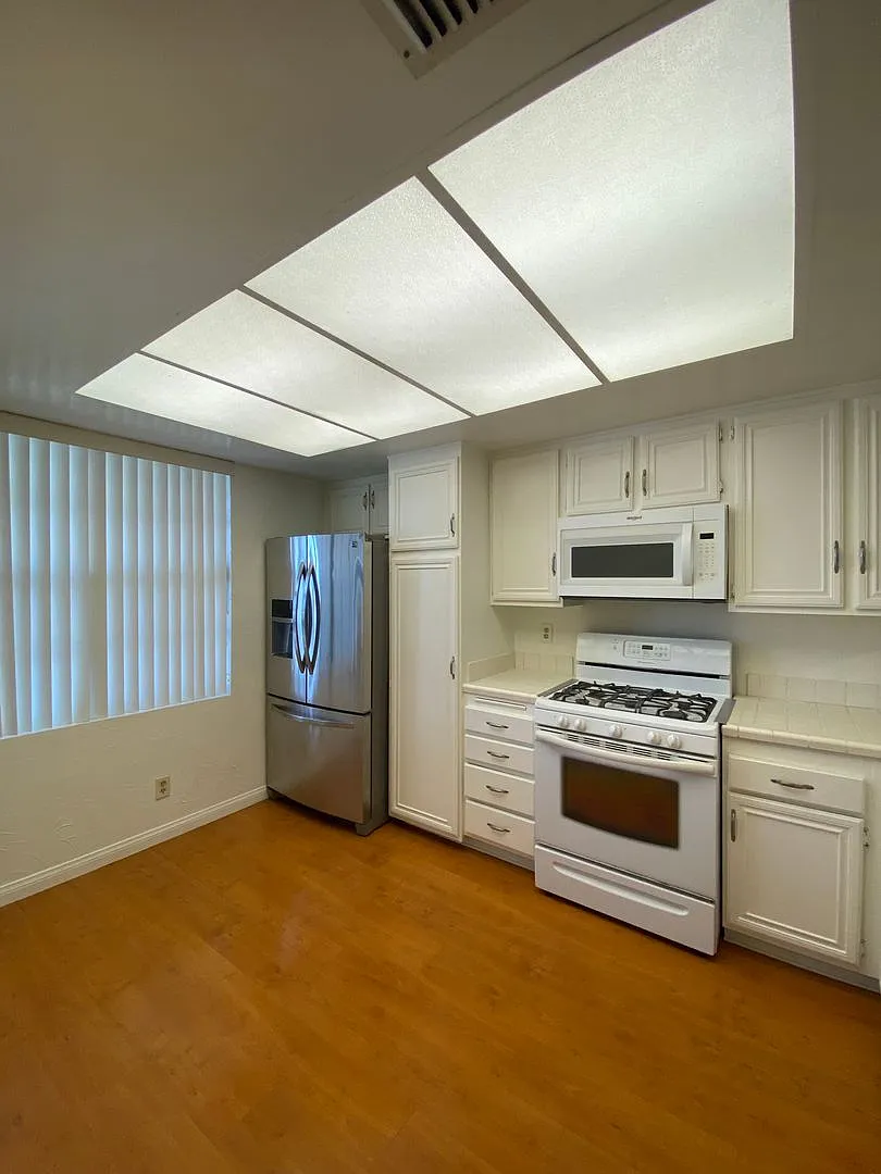 Long Beach 2 Bedroom Condo with Large Balcony — Photo 4
