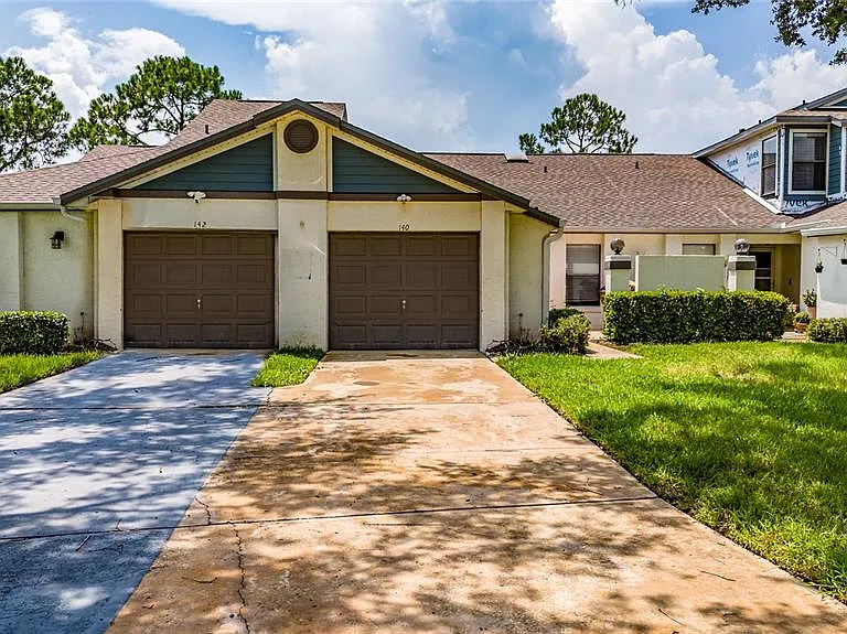 140 Lakepointe Cir — Photo 1