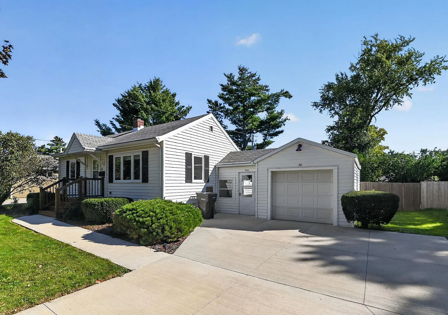 211 N Shuman St — Photo 3